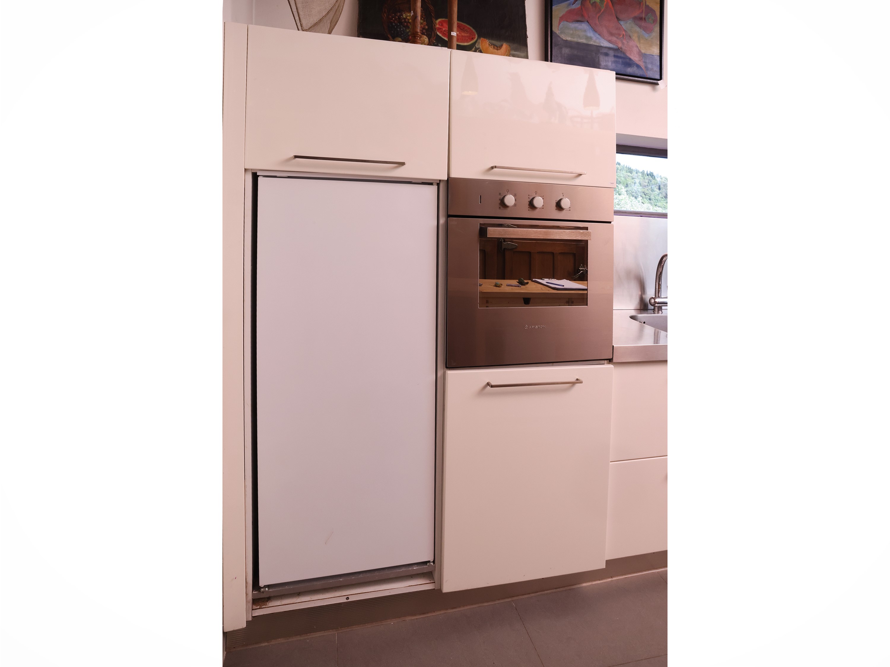 Cucina in laminato laccato bianco con piano e paraschizzi in acciaio inox