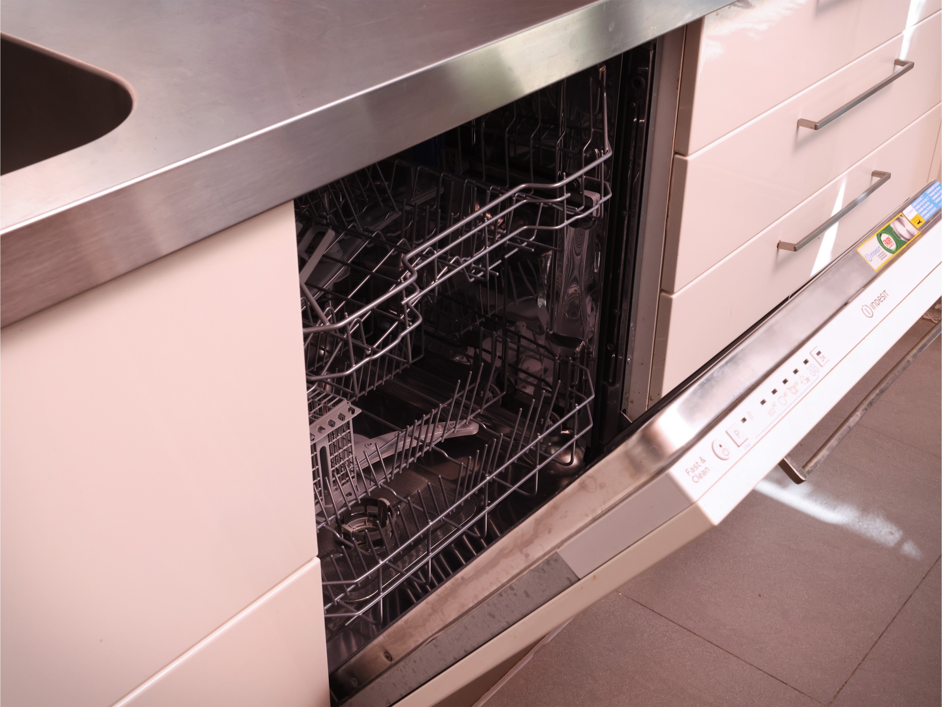 Cucina in laminato laccato bianco con piano e paraschizzi in acciaio inox