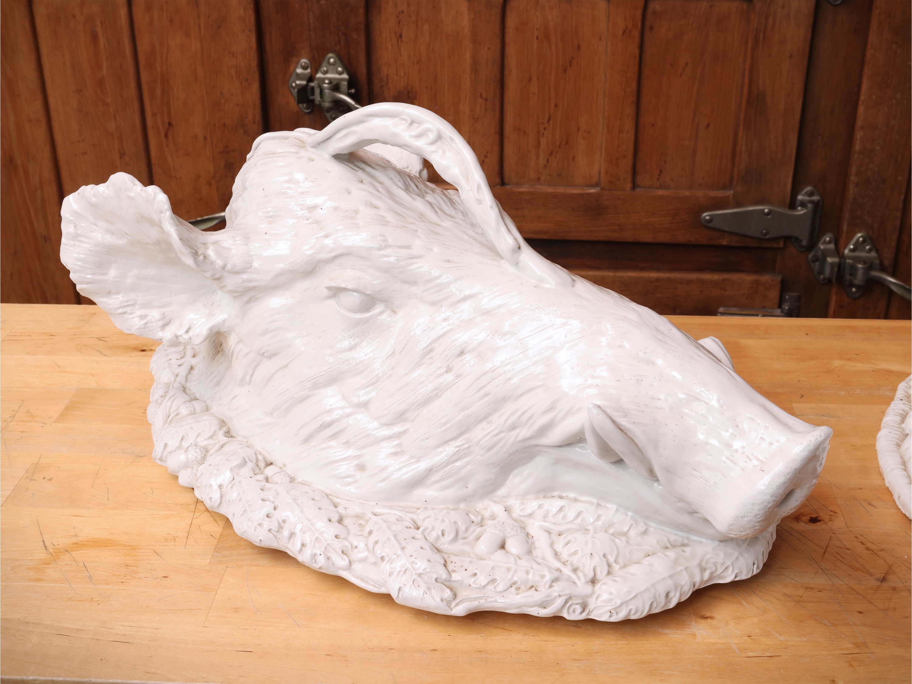 Accessori in ceramica bianca animalier, probabili coperchi di vassoi da portata
