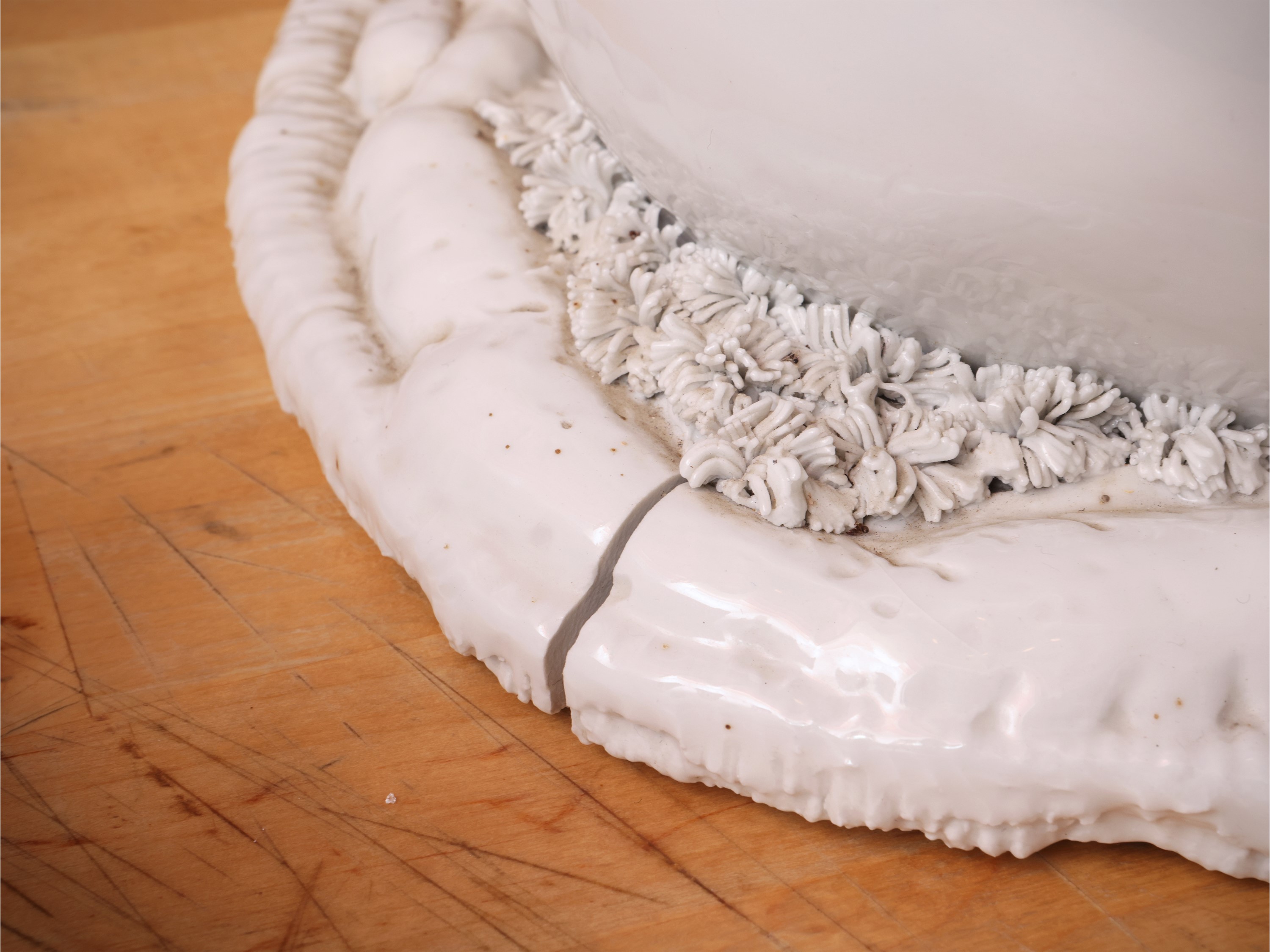 Accessori in ceramica bianca animalier, probabili coperchi di vassoi da portata