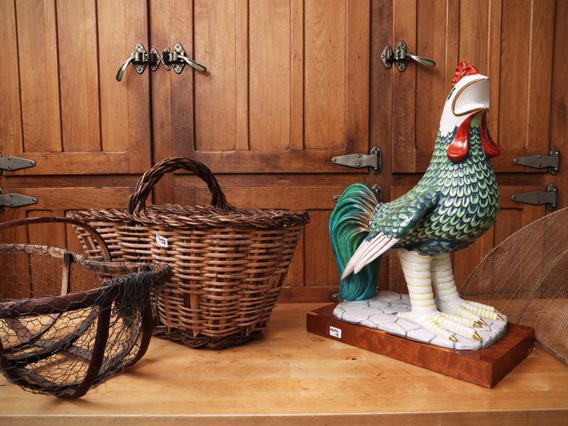 Accessori rustici, gallo in ceramica smaltata e panieri