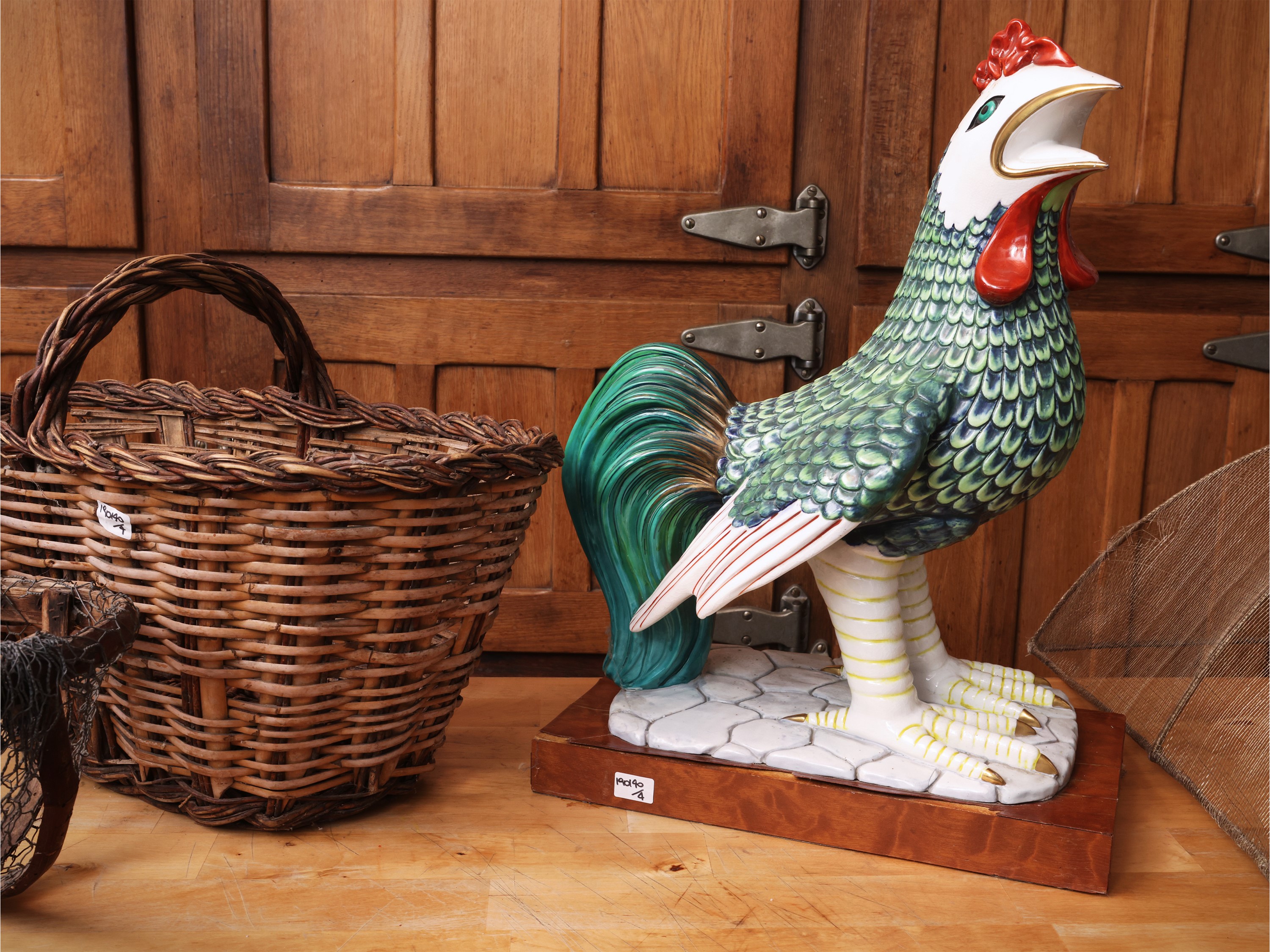 Accessori rustici, gallo in ceramica smaltata e panieri