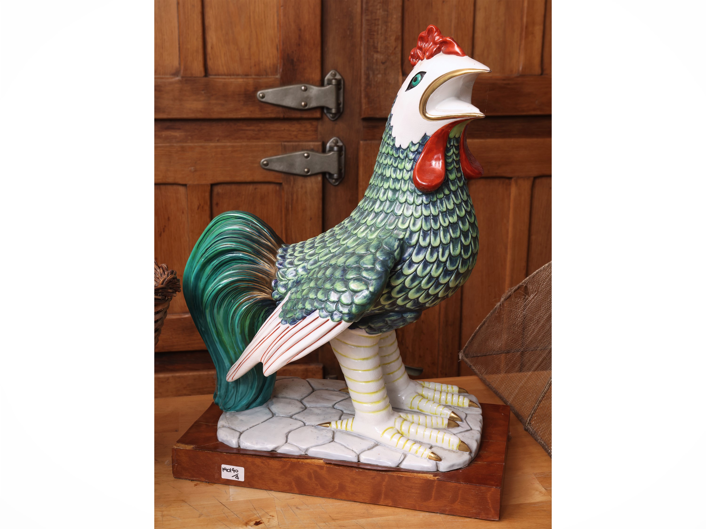 Accessori rustici, gallo in ceramica smaltata e panieri