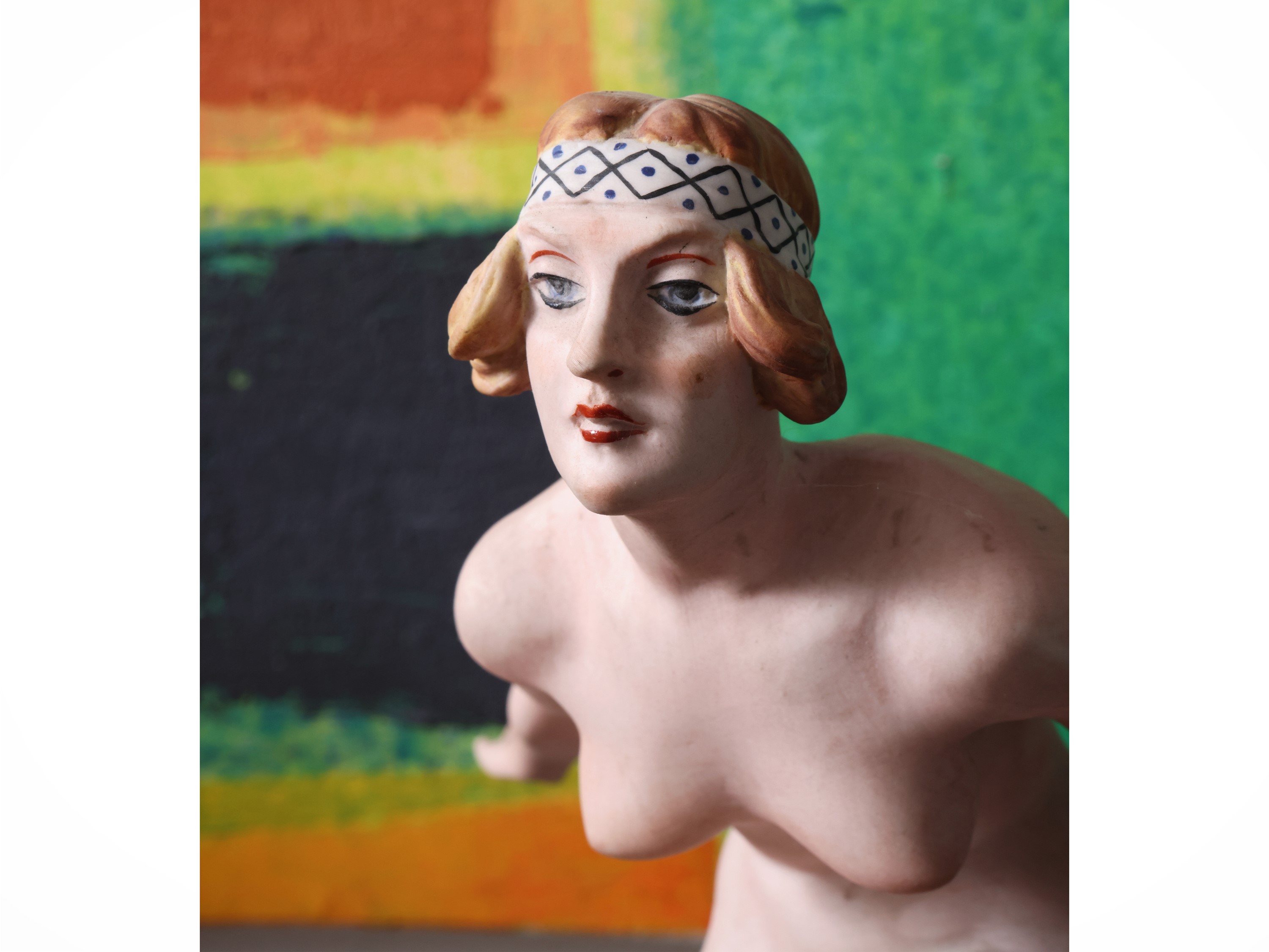 Gruppo scultoreo in biscuit policromo di gusto Art Nouveau, nudo femminile, anni Venti