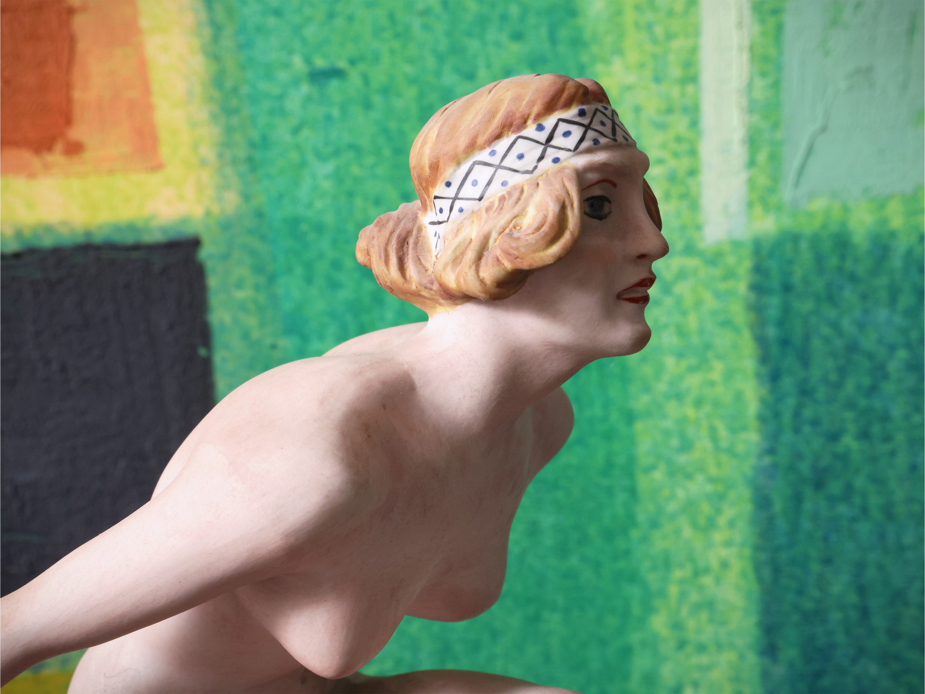 Gruppo scultoreo in biscuit policromo di gusto Art Nouveau, nudo femminile, anni Venti
