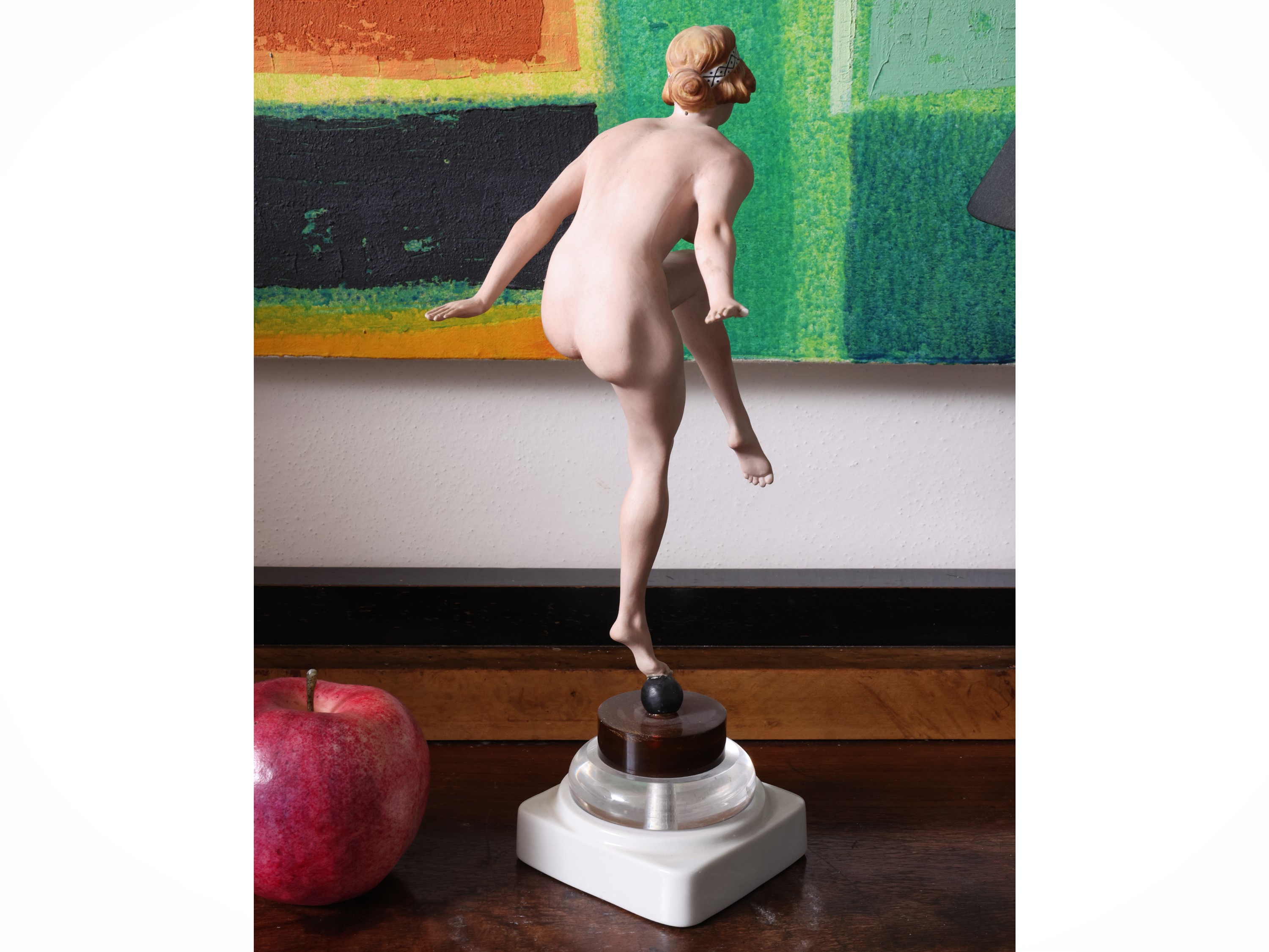 Gruppo scultoreo in biscuit policromo di gusto Art Nouveau, nudo femminile, anni Venti