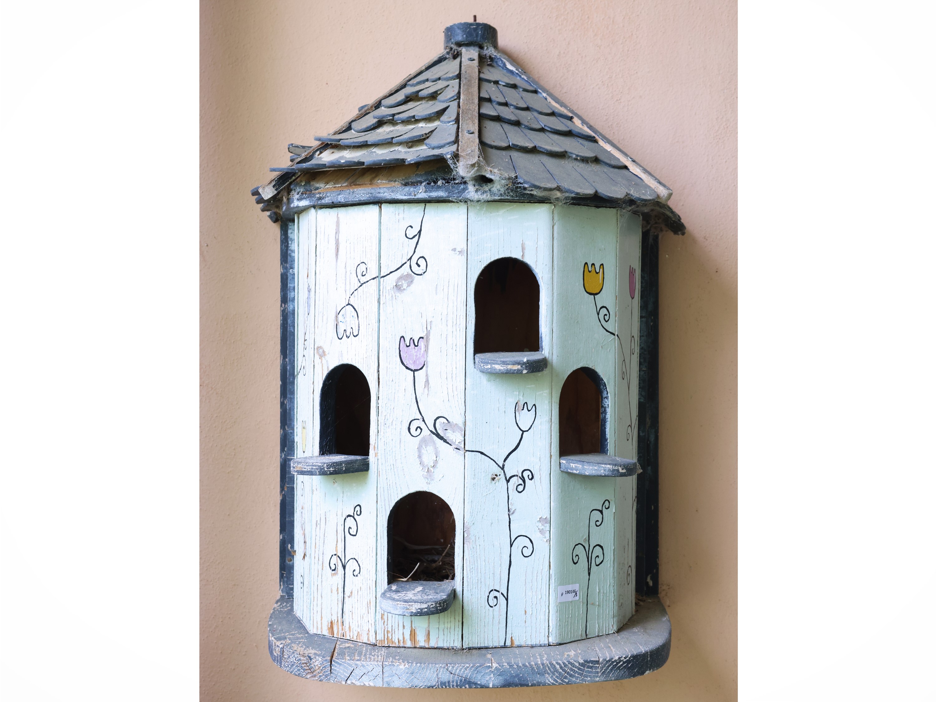 Arredi da giardino, casetta pensile in legno dipinto per uccellini e rana in terracotta