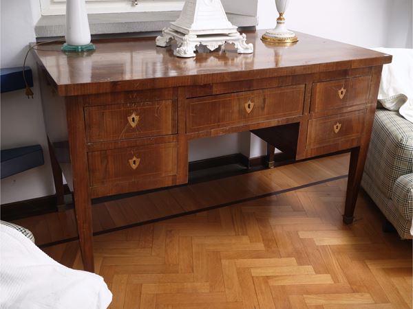 Large center desk in walnut veneer