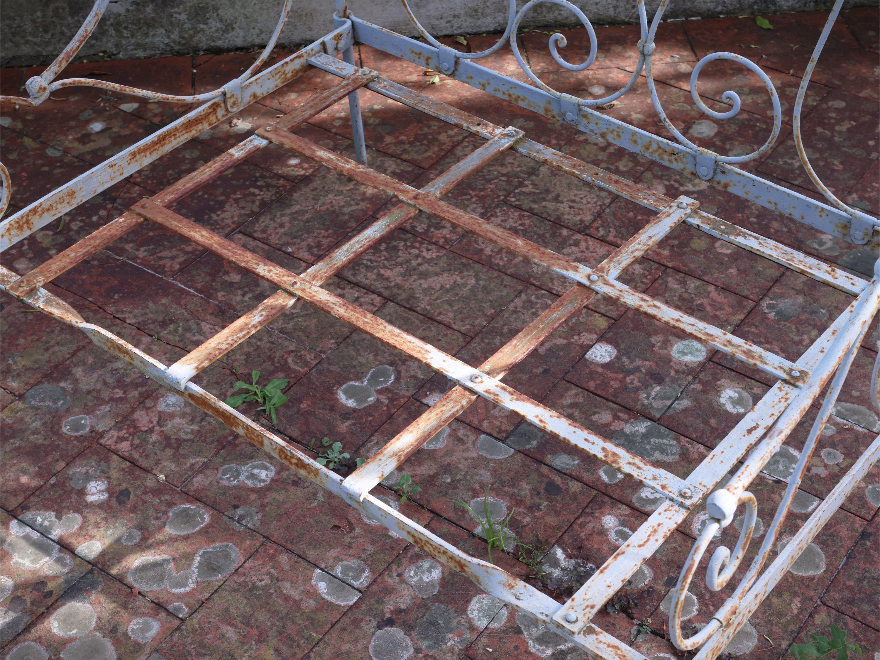 Grande poltrona da giardino, ferro battuto laccato azzurro, fine XIX / inizi XX secolo