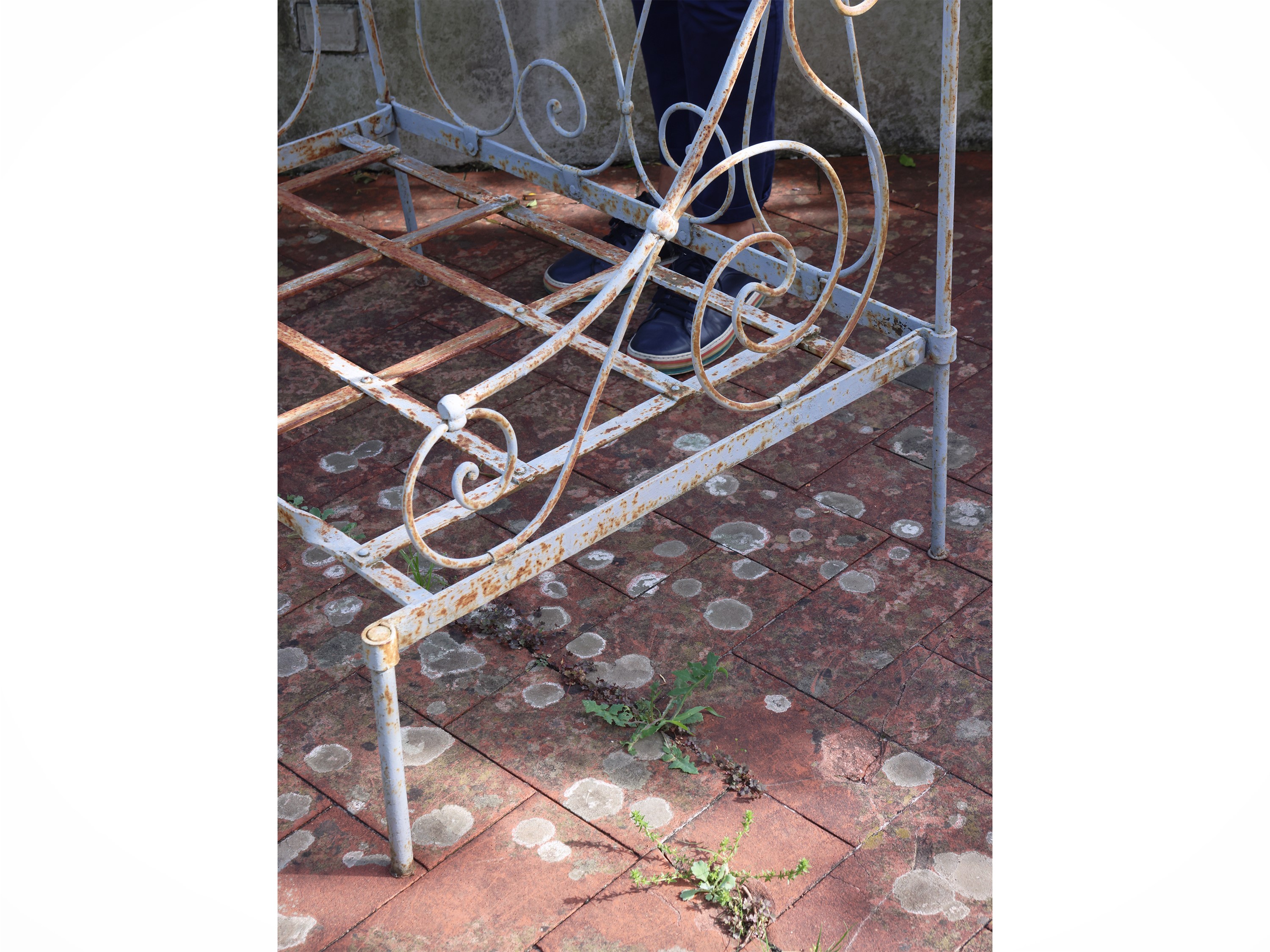 Grande poltrona da giardino, ferro battuto laccato azzurro, fine XIX / inizi XX secolo