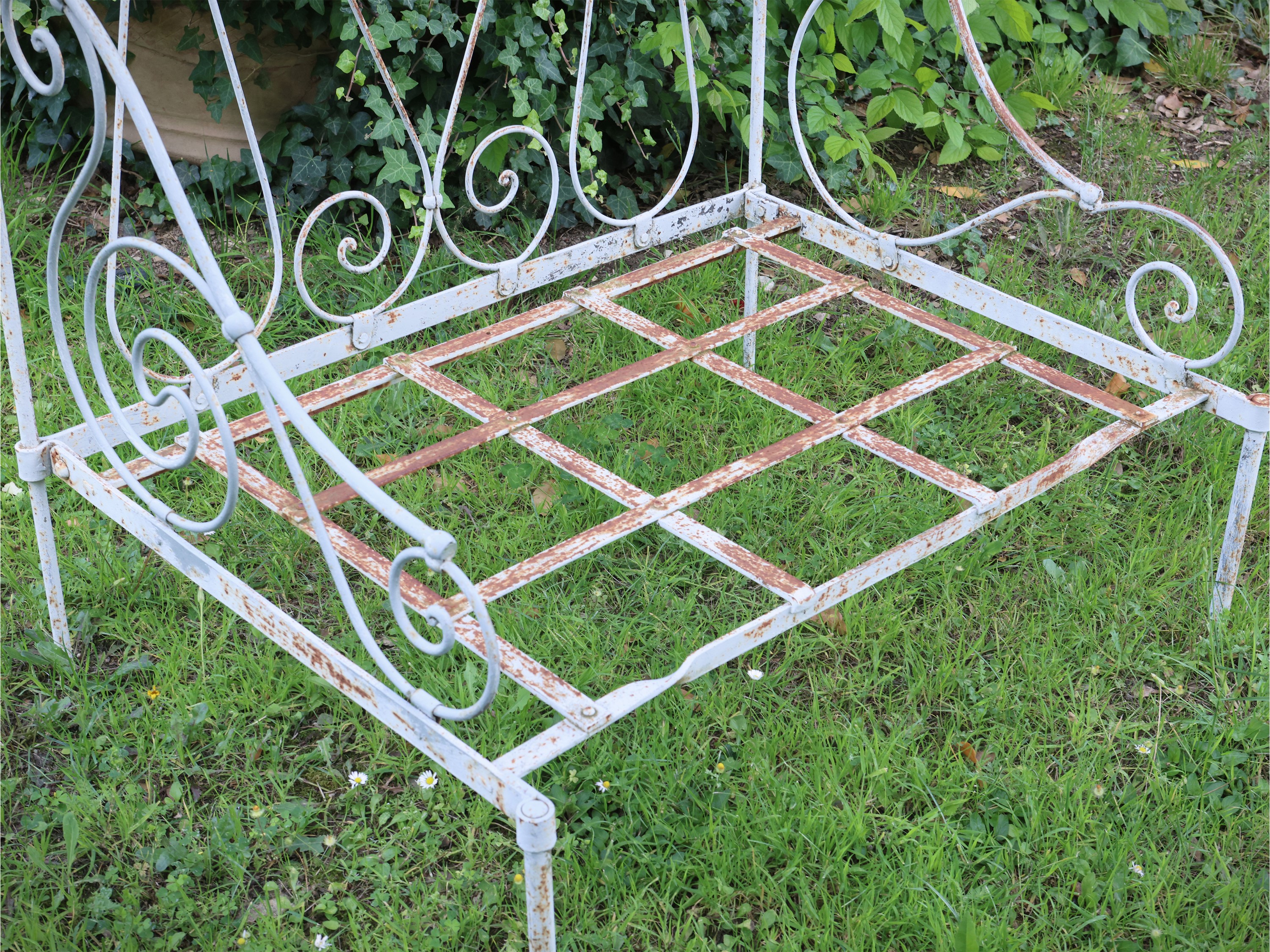 Grande poltrona da giardino, ferro battuto laccato azzurro (fine XIX/inizio XX secolo)