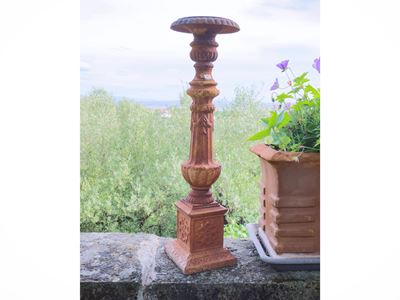 Fine del XIX secolo, Grande torciera in ferro con rosoni e baccellature