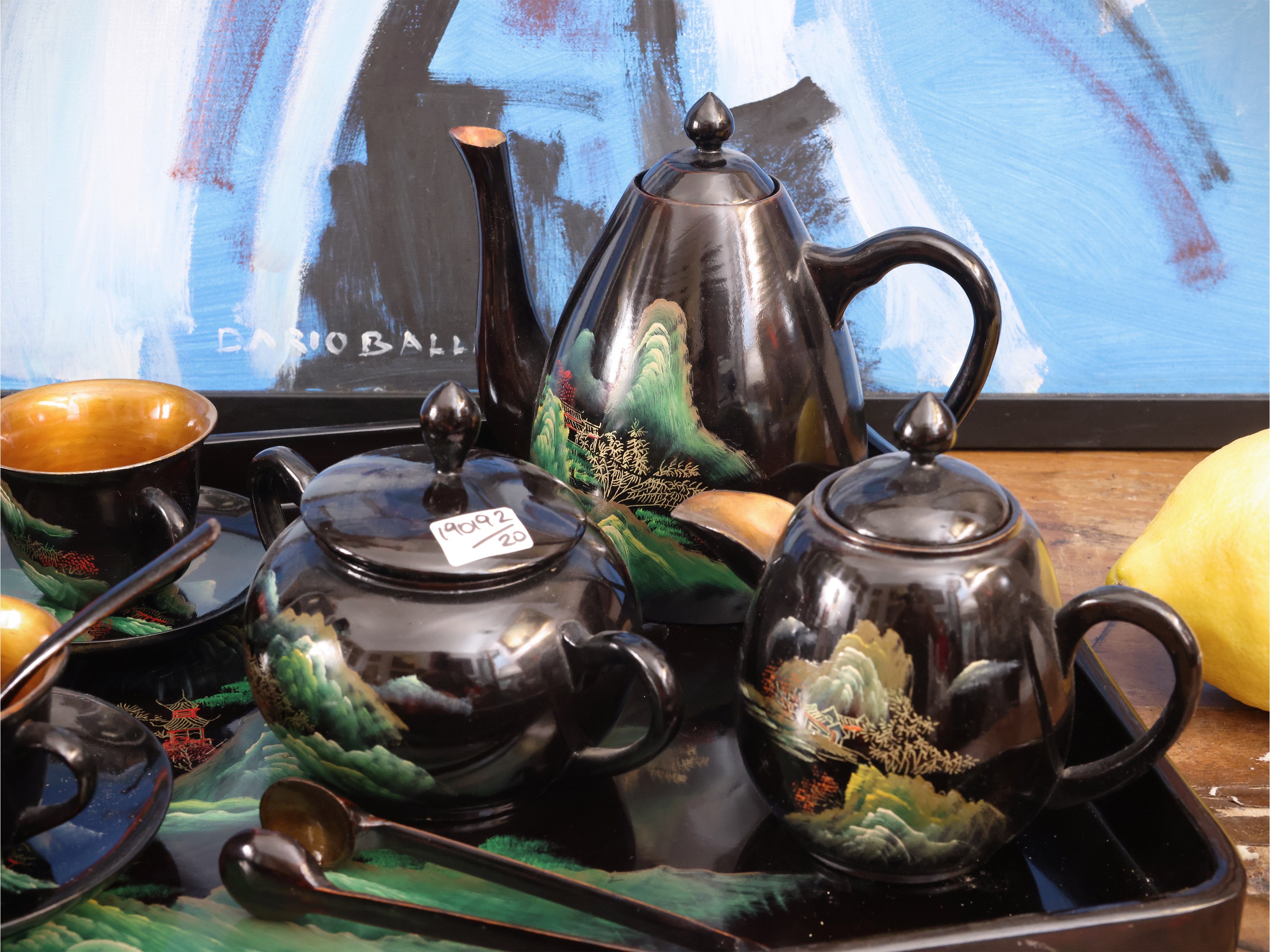 Set per servire il tè in lacca nera con guantiera e accessori, chinoiserie con paesaggio e person...