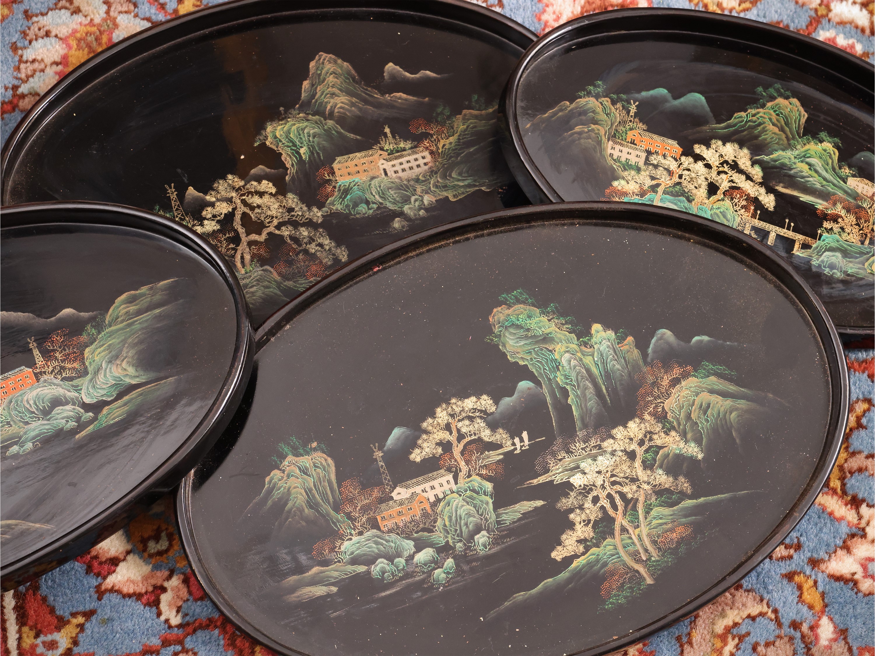 Set per servire il tè in lacca nera con guantiera e accessori, chinoiserie con paesaggio e person...