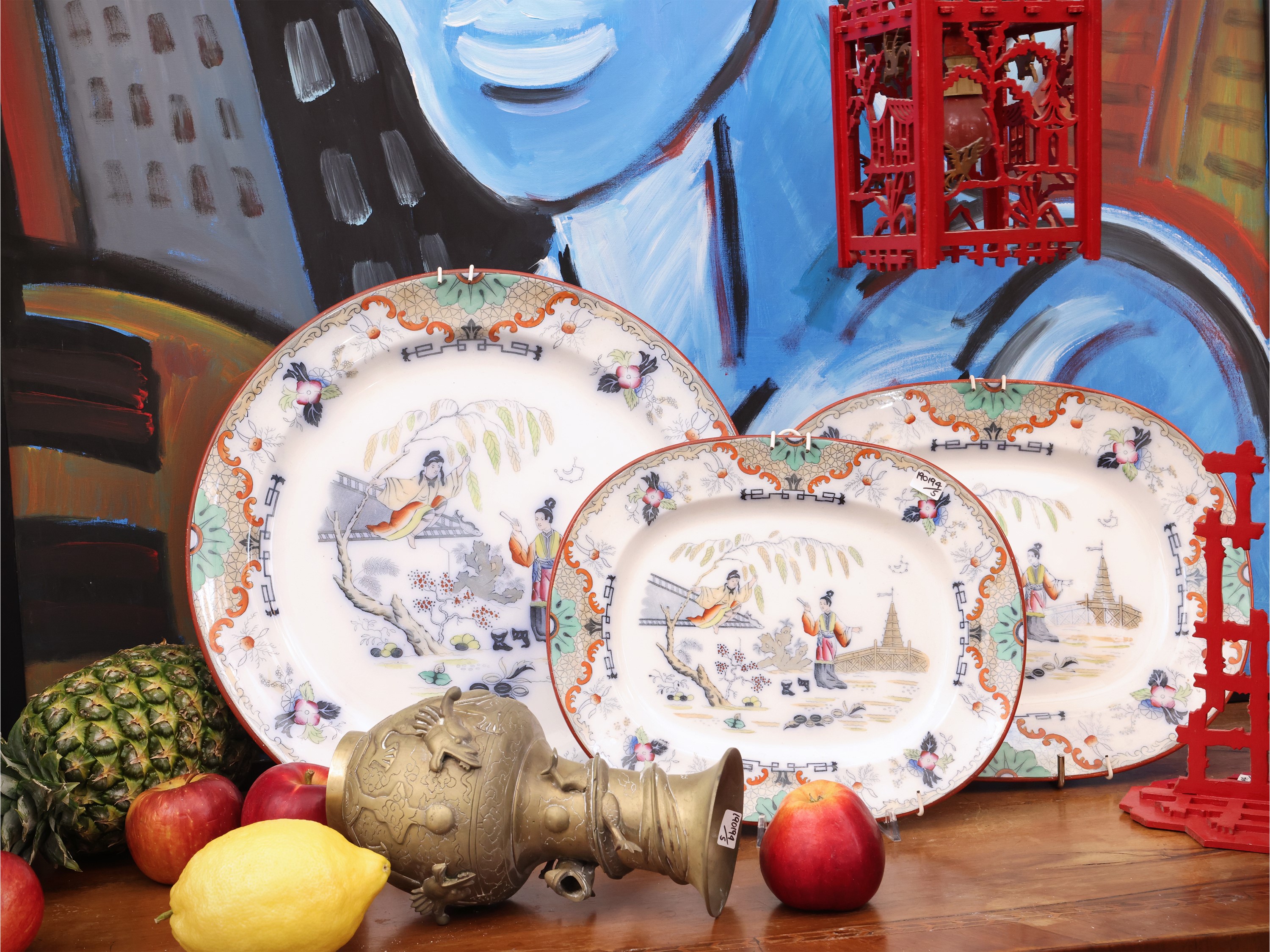 Chinoiserie, vassoi in terraglia dipinti con personaggi e fiori, lanterna pensile e vaso in otton...