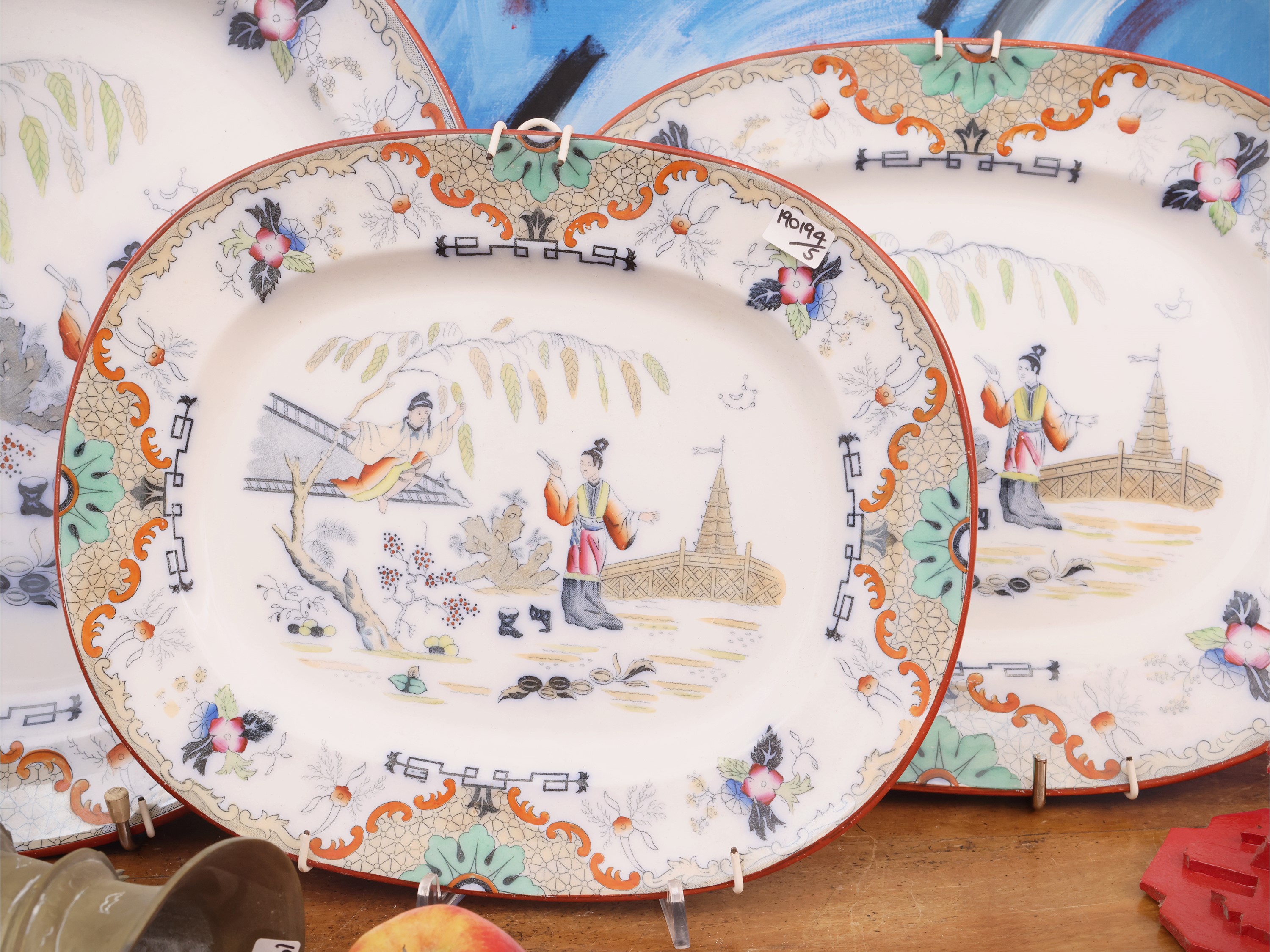 Chinoiserie, vassoi in terraglia dipinti con personaggi e fiori, lanterna pensile e vaso in otton...