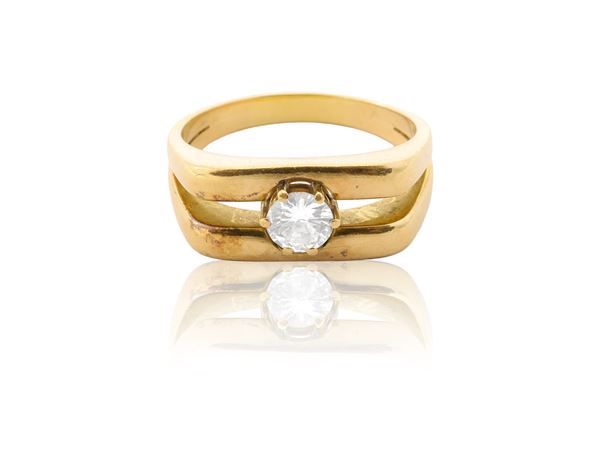 A 18K yellow gold ring with diamond