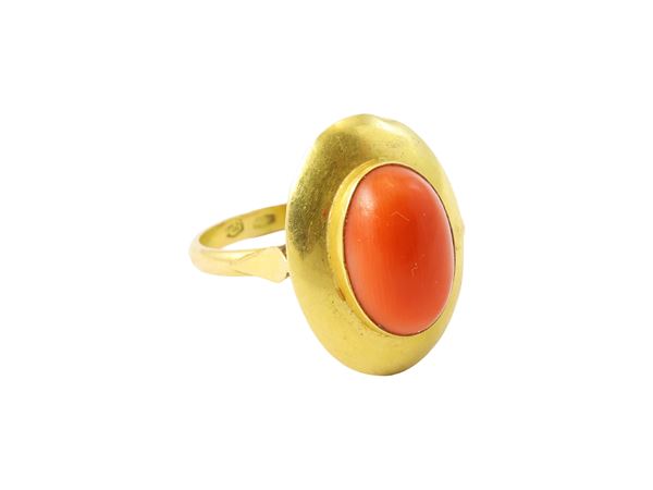 A 18K yellow gold and cabochon coral ring