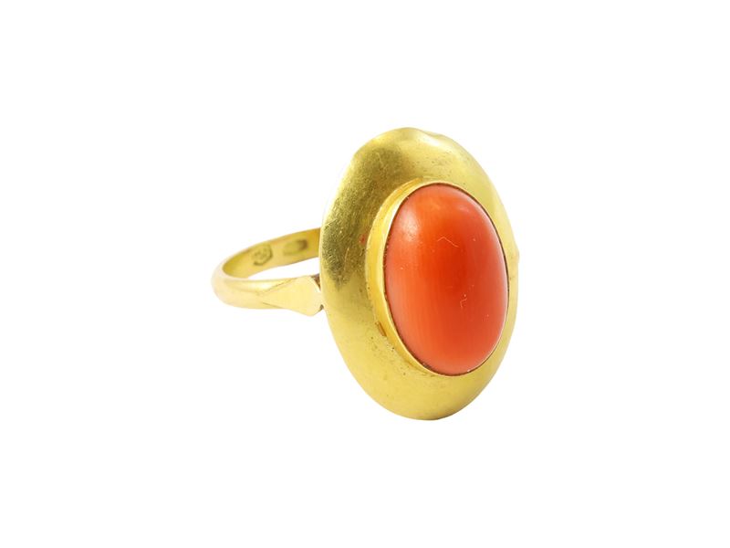 Anello in oro giallo 18 kt con corallo cabochon
