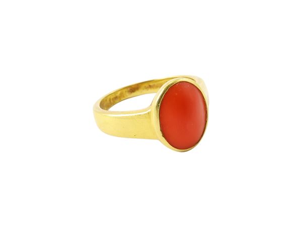 A 18K yellow gold and cabochon coral ring