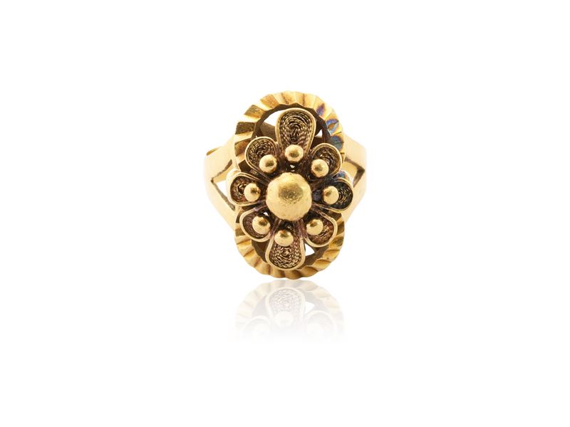 Anello in oro giallo 18 kt con fiore in rilievo, anni '60