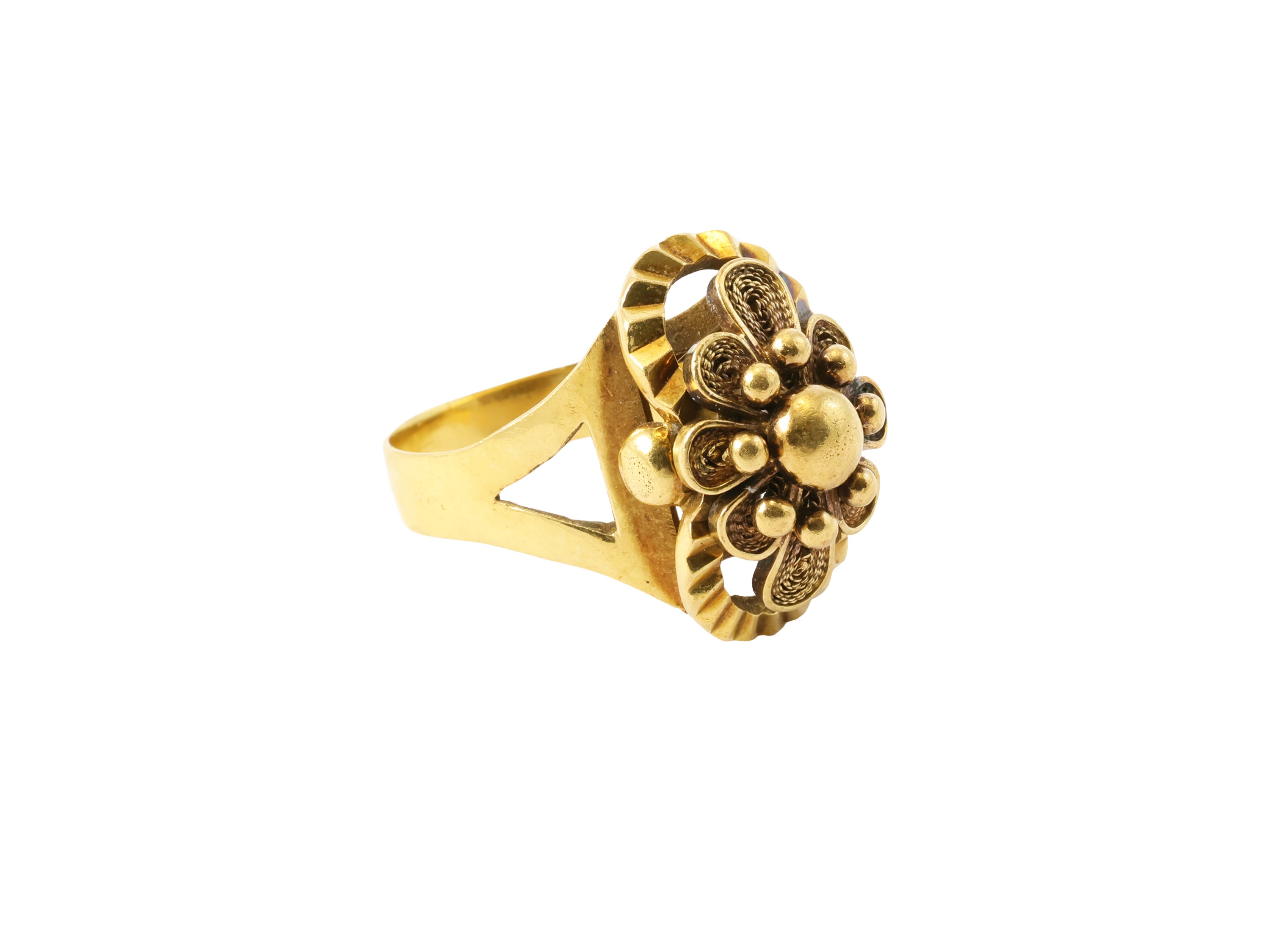 Anello in oro giallo 18 kt con fiore in rilievo, anni '60