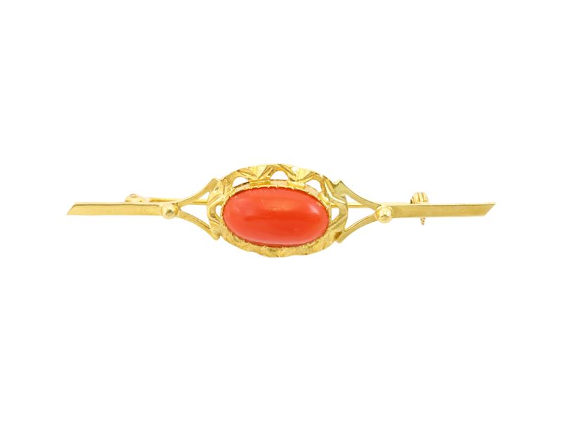 Spilla in oro giallo 18K con corallo cabochon