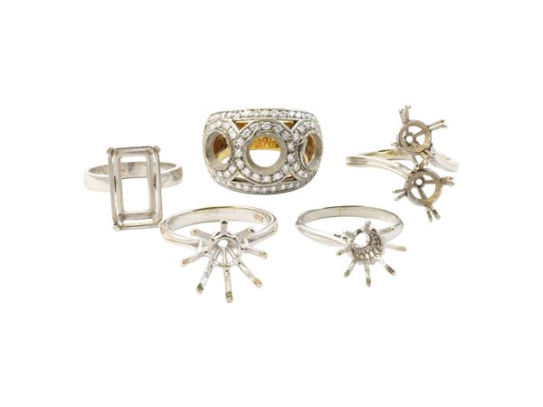 Five ring settings in white gold and yellow gold