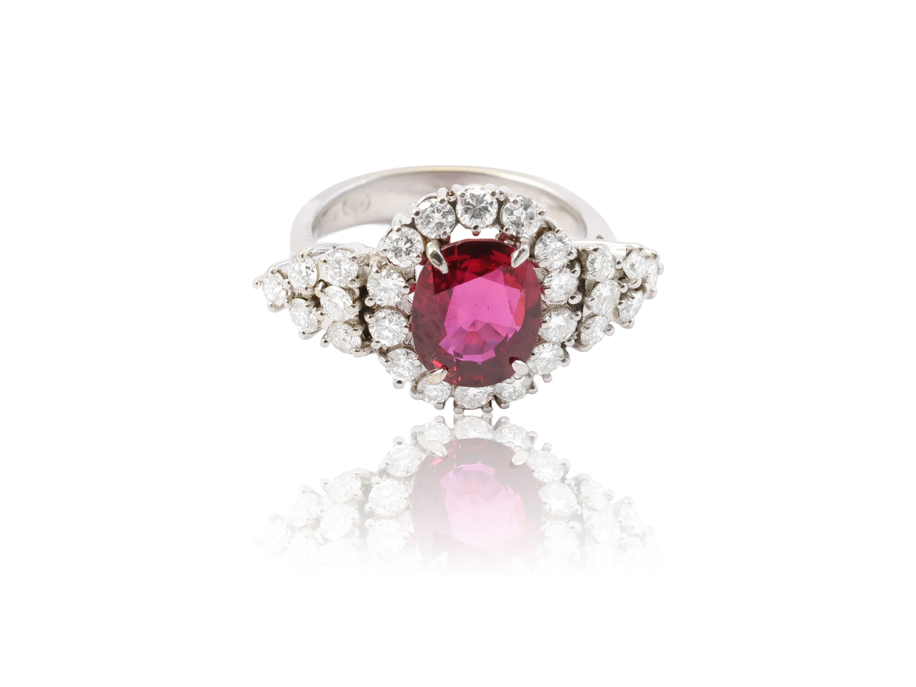 Anello in oro bianco 18 kt con rubino ovale sfaccettato e diamanti