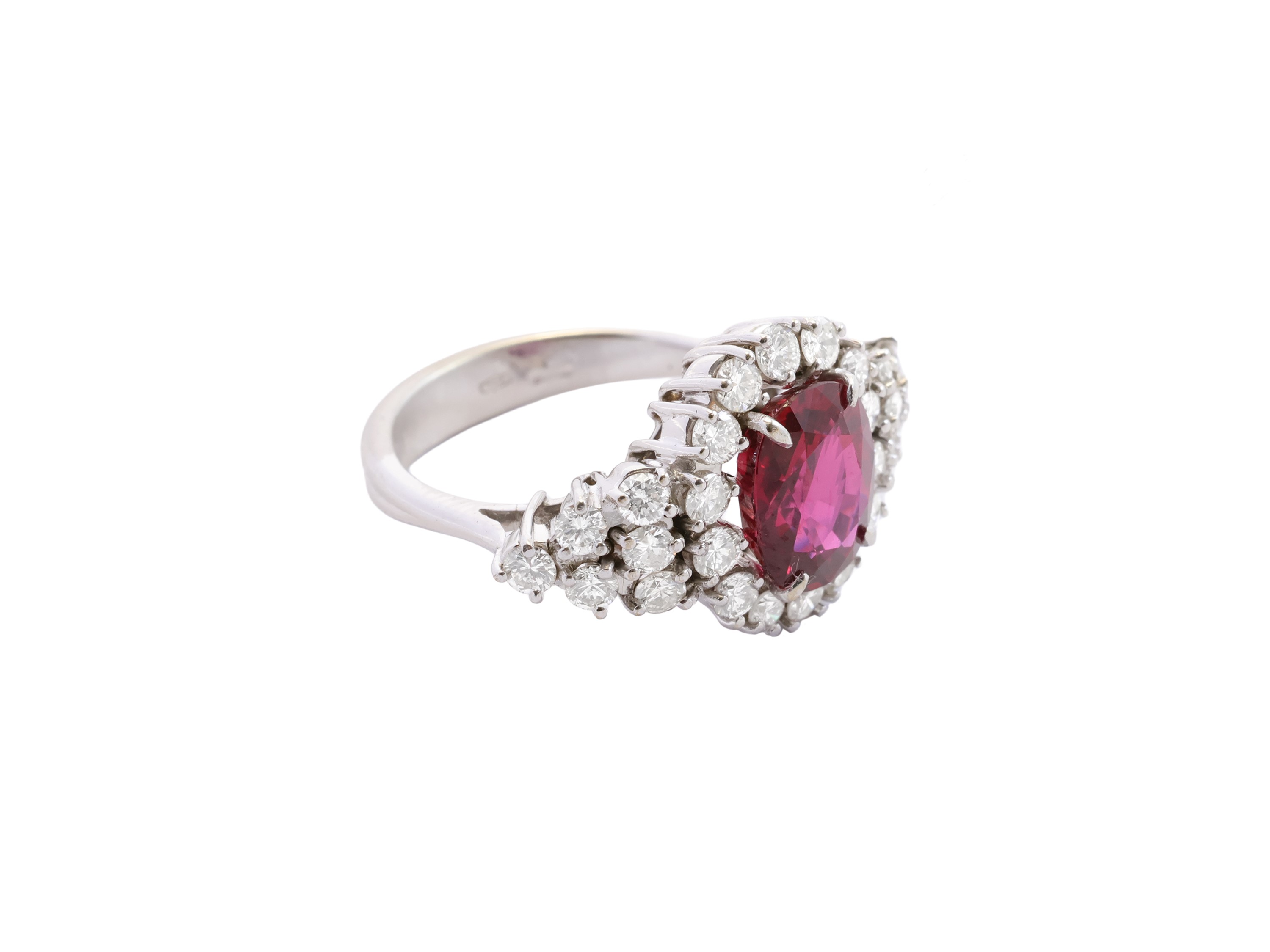 Anello in oro bianco 18 kt con rubino ovale sfaccettato e diamanti