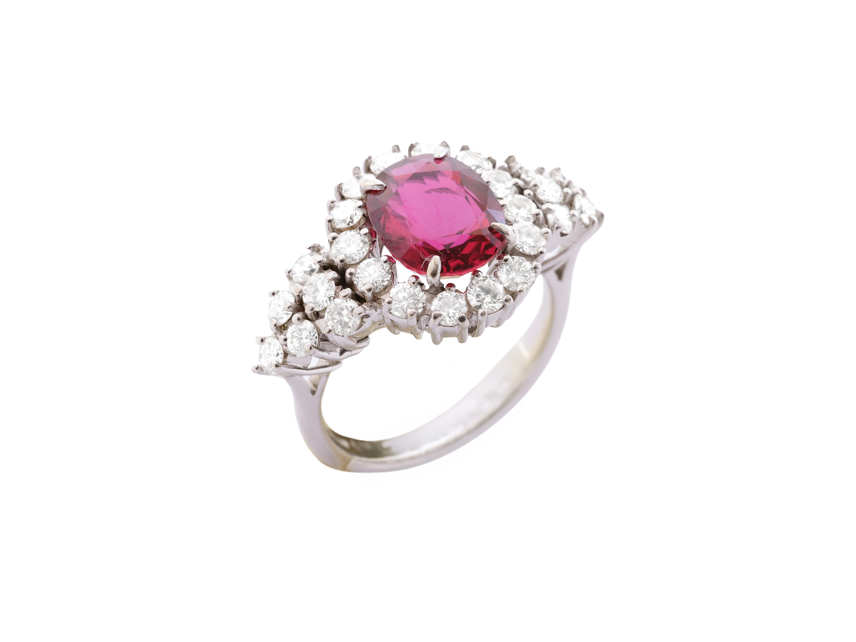 Anello in oro bianco 18 kt con rubino ovale sfaccettato e diamanti