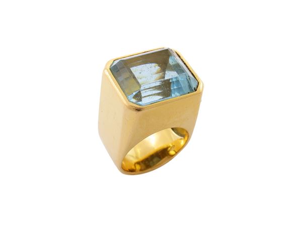 A 18Kt yellow gold and aquamarine ring