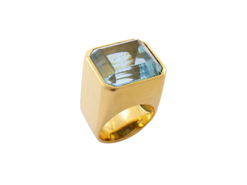 Anello in oro giallo 18 kt con acquamarina, misura 8