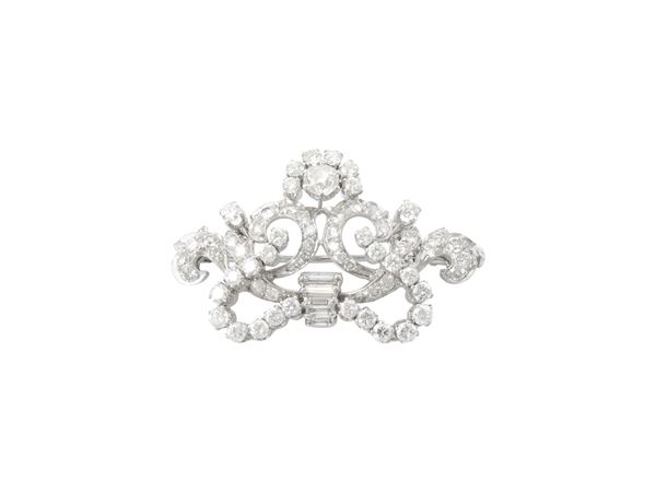 A diamonds brooch in 18K white gold