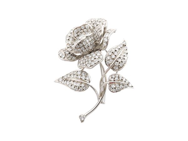 A 18K white gold and diamonds brooch