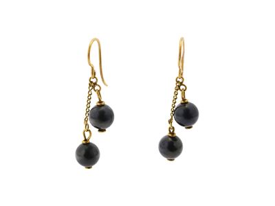 Due paia di orecchini in oro giallo 18Kt con perle e sfere grigie