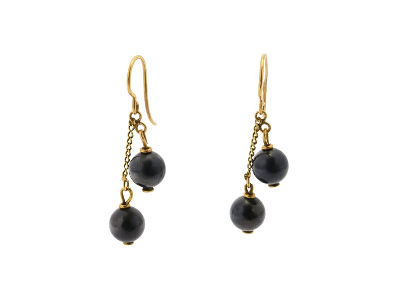 Due paia di orecchini in oro giallo 18Kt con perle e sfere grigie