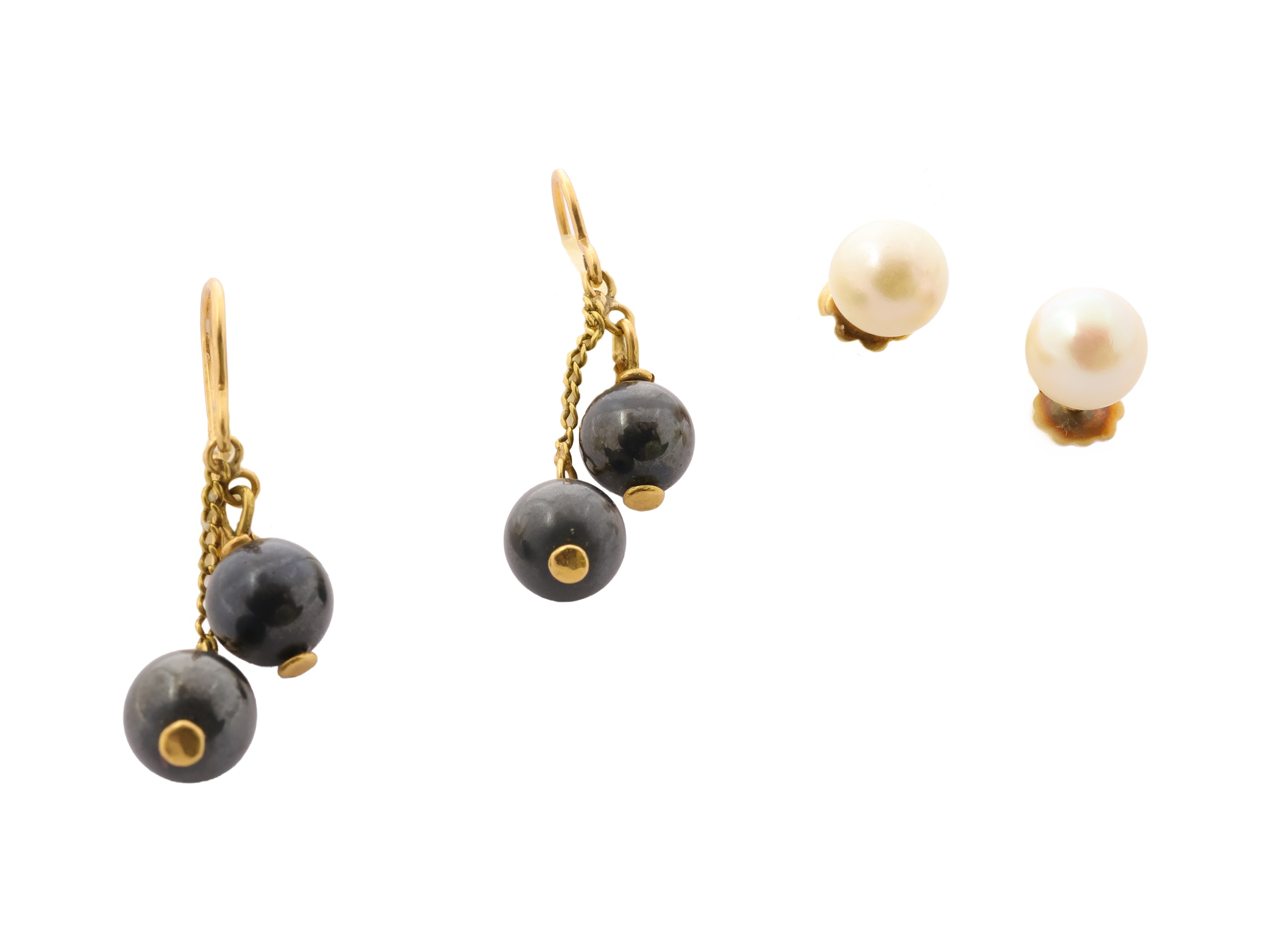 Due paia di orecchini in oro giallo 18Kt con perle e sfere grigie