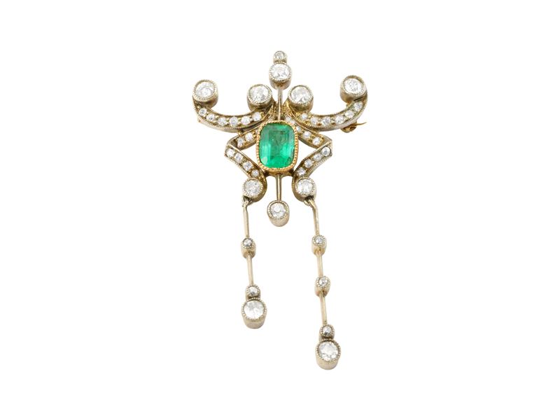 Spilla-pendente in oro 18 kt bianco e giallo con smeraldo e diamanti, inizi secolo XX