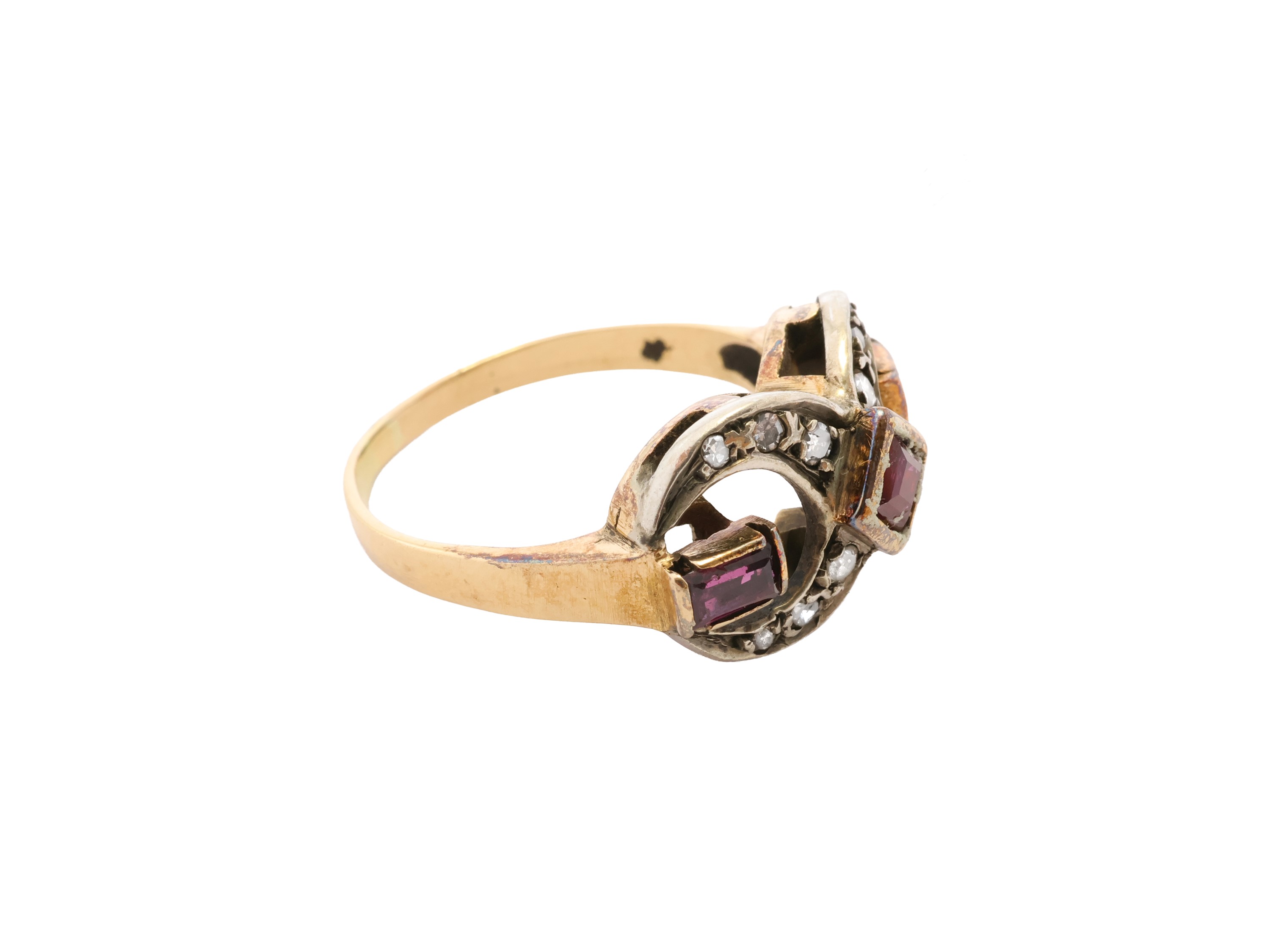 Anello in oro 9 Kt, argento, con rubini e diamanti, inizi XX secolo