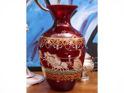 Vaso in vetro soffiato rosso rubino, produzione veneziana (Murano), prima metà del XX secolo