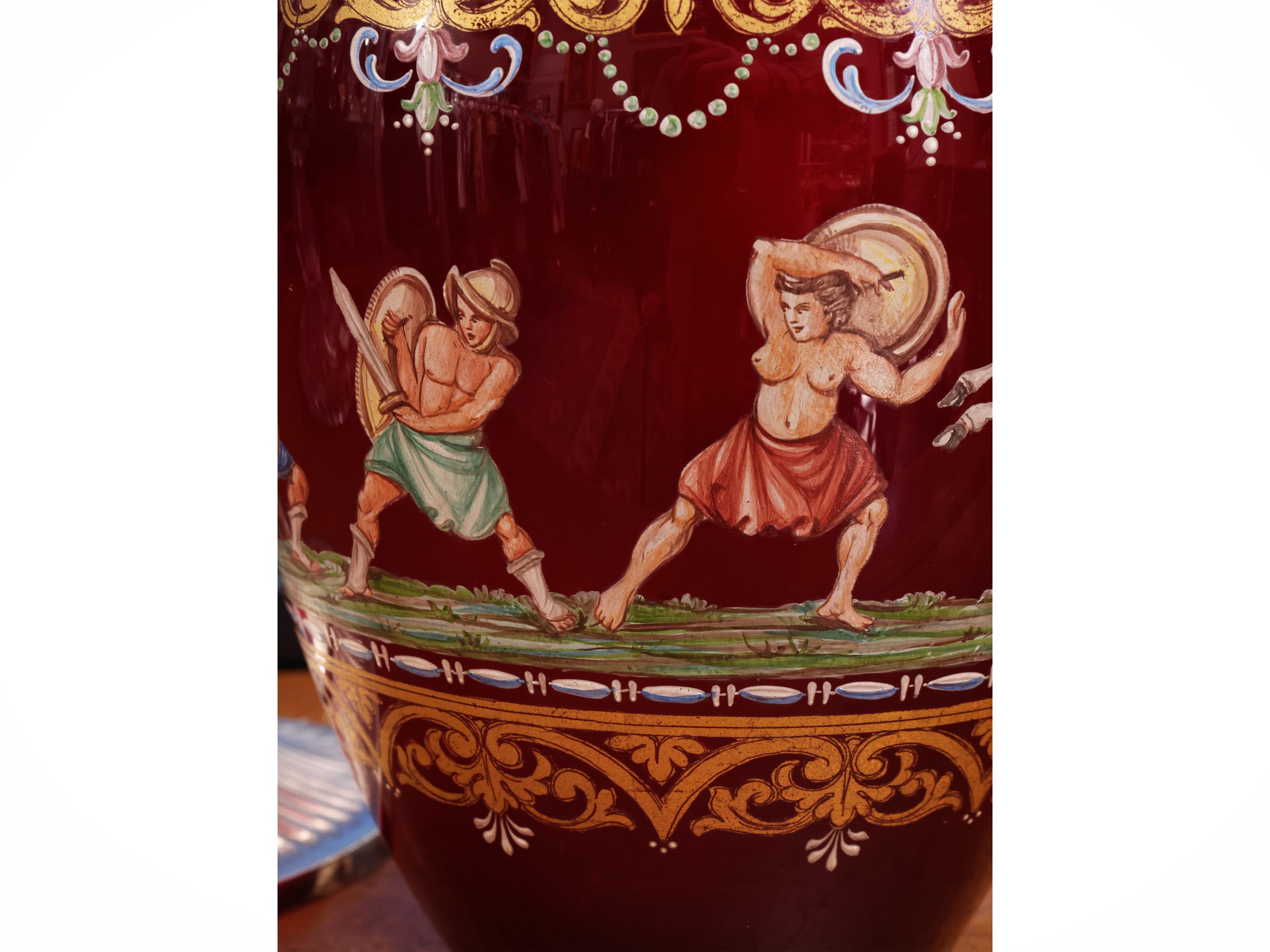 Vaso in vetro soffiato rosso rubino, produzione veneziana (Murano), prima metà del XX secolo