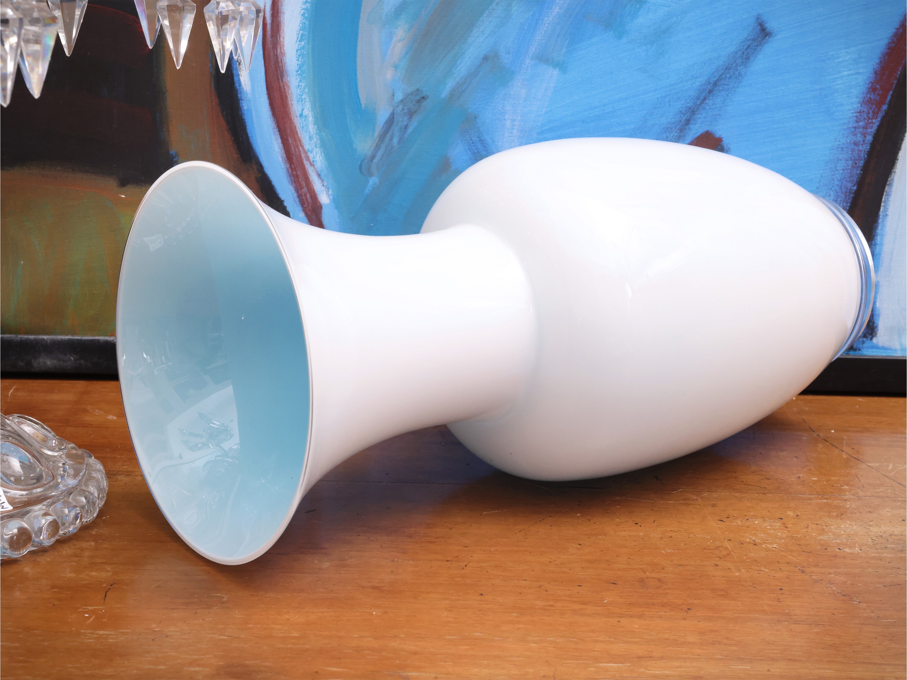 Murano, Vaso Venini in vetro incamiciato opalino e azzurro, seconda metà del XX secolo