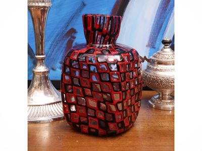 Tobia Scarpa, Vaso della serie «Occhi» per Venini, vetro di Murano a murrine rosso e nero