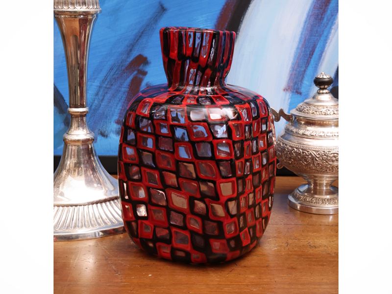 Tobia Scarpa, Vaso della serie «Occhi» per Venini, vetro di Murano a murrine rosso e nero
