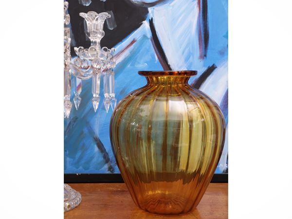 Vaso Vittorio Zecchin in vetro costolato  color ambra  (Murano, prima metà del XX sec.)  - Asta La casa moderna - Maison Bibelot - Casa d'Aste Firenze - Milano