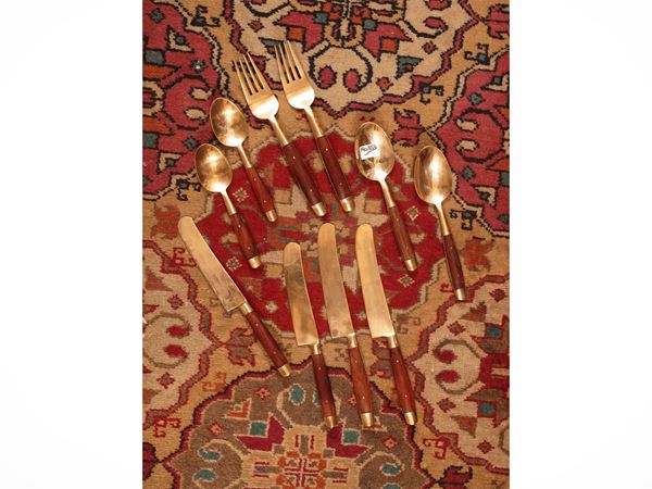 Servizio di posate in metallo dorato e legno