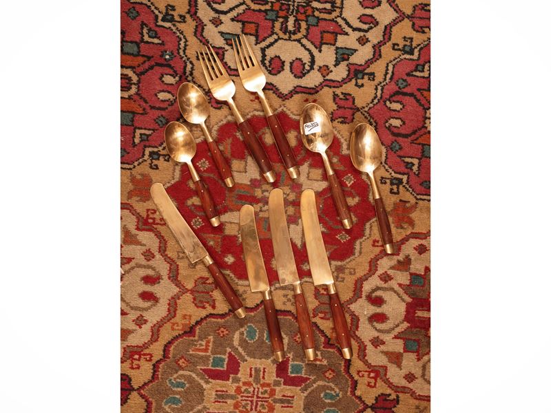 Servizio di posate, metallo dorato e legno (12 forchette, 12 coltelli, 6 cucchiai, 6 cucchiaini)
