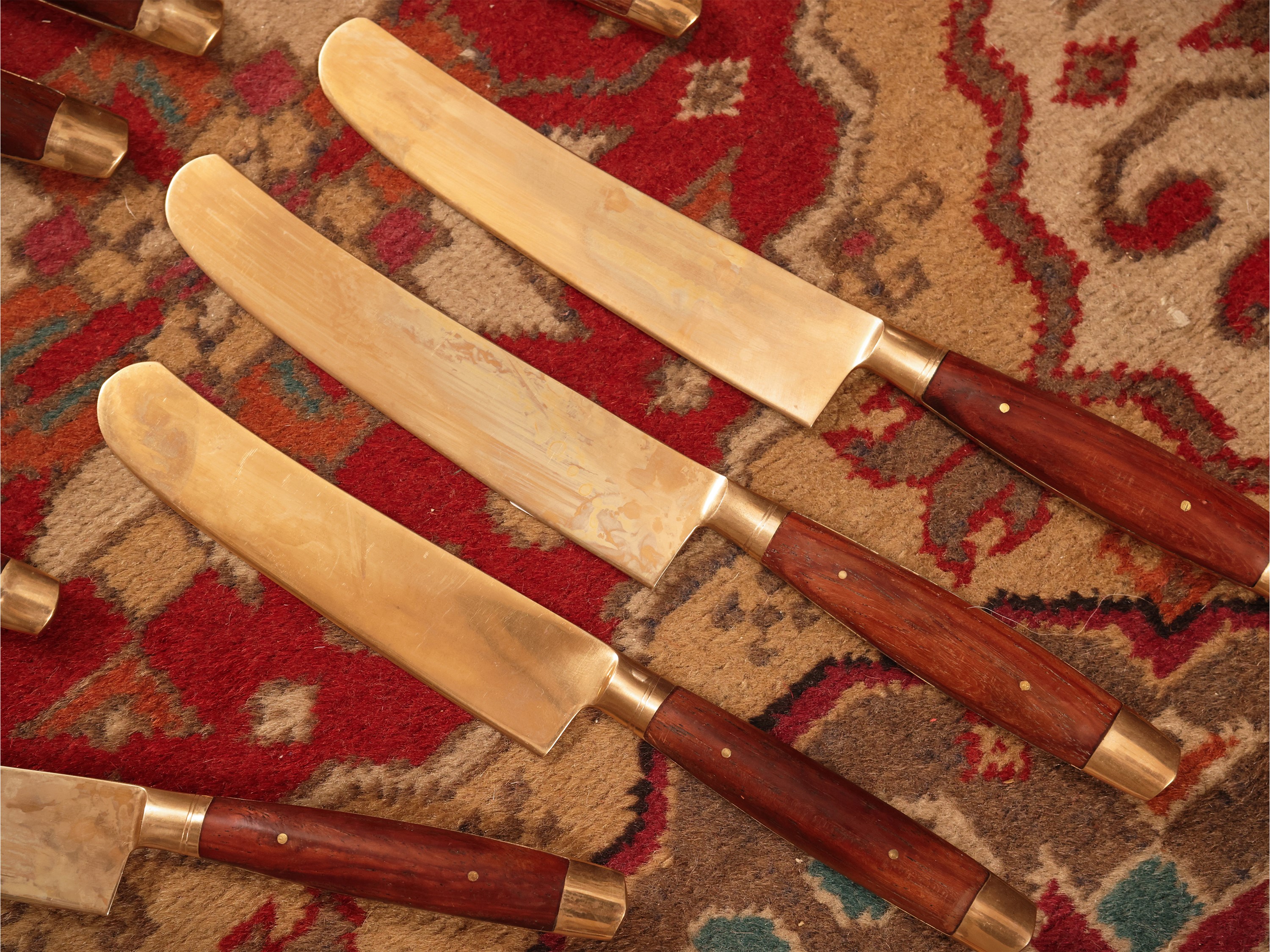 Servizio di posate, metallo dorato e legno (12 forchette, 12 coltelli, 6 cucchiai, 6 cucchiaini)