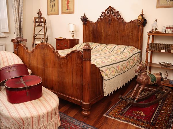 Double sleigh bed veneered in feathers and walnut root
